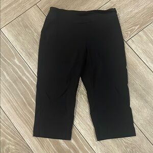 Ruby Rd. Black Capris with Straight Leg Design (A)